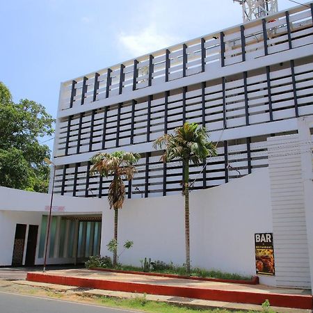 Oyo 256 Subash Hotel Джафна Экстерьер фото