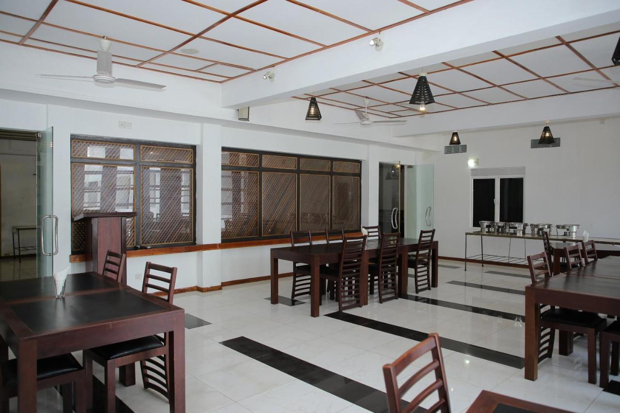 Oyo 256 Subash Hotel Джафна Экстерьер фото